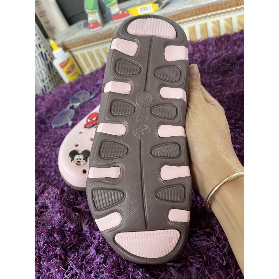 Dép Sục Cross Màu Hồng Phấn Đế Lượn Sóng Siêu Dễ Thương Tặng Kèm 6 Stick Ngộ Nghĩnh