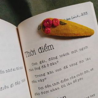 Kẹp tóc thêu tay màu vàng