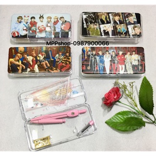 Hộp đồ dùng học tậ BTS p gồm : compa eke đo độ thước kẻ tẩy ngòi chì