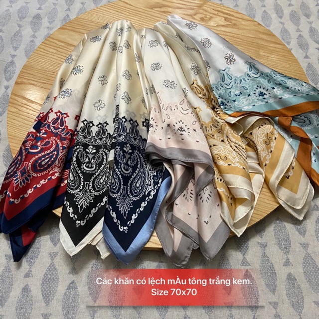 Khăn bandana lụa có size 53x53 và size 70x70.