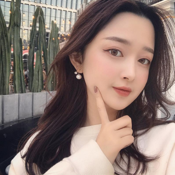 Khuyên tai kiểu dáng đơn giản tinh tế dành cho nữ
