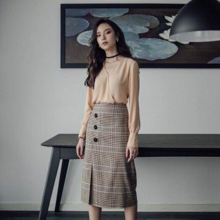 Chân váy midi xẻ trước