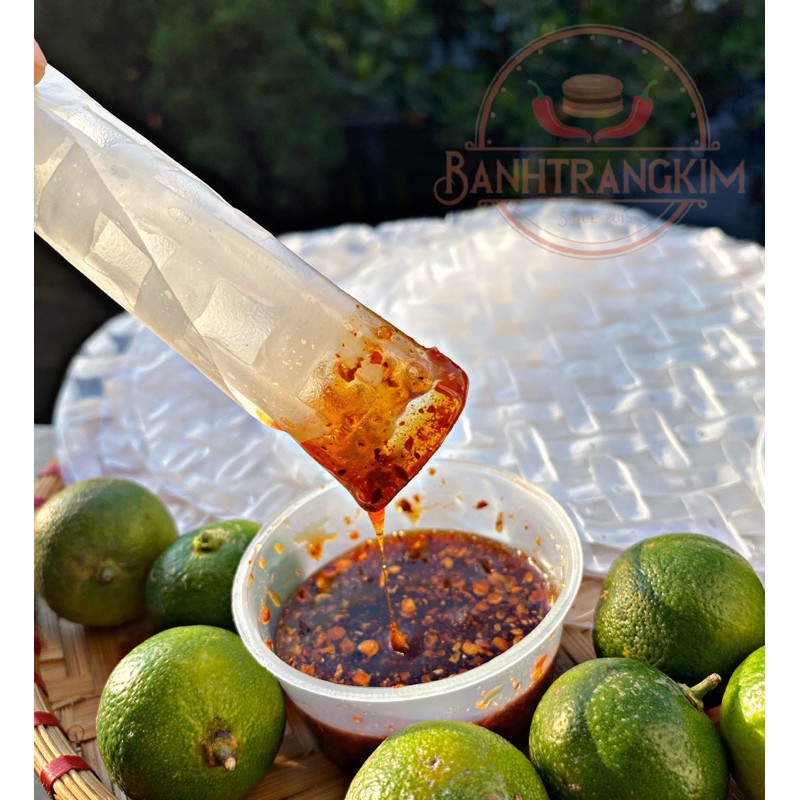 Bánh tráng chấm sốt chua cay