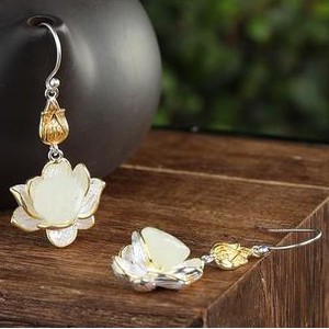 Bông tai đá nephrite tự nhiên và bạc hình hoa sen