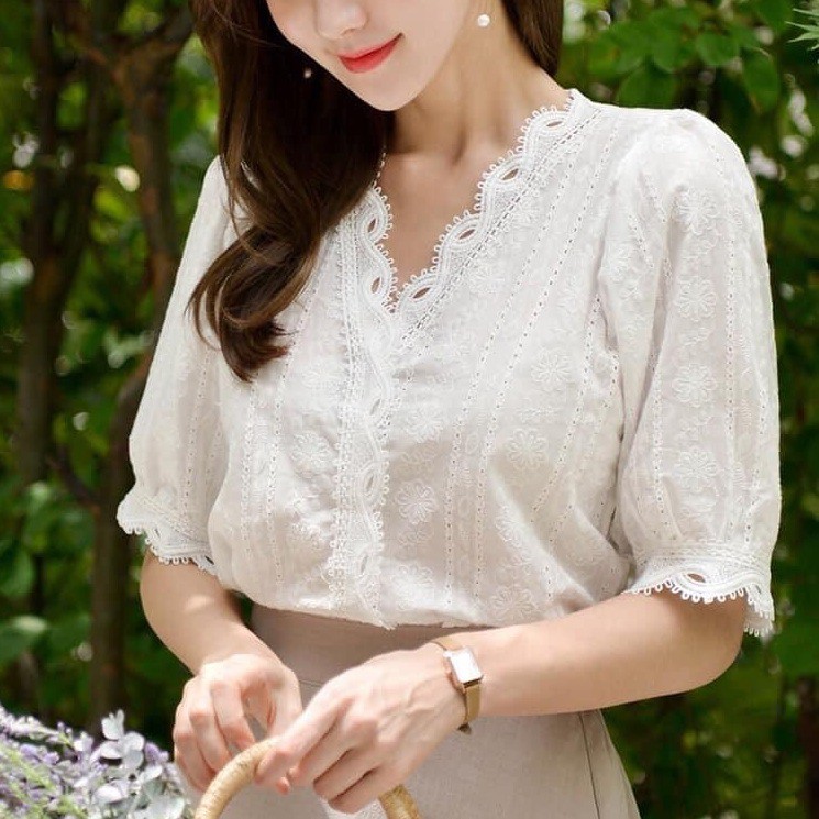 Áo sơ mi TRẮNG ngắn tay thêu nổi 3D phối ren cách điệu thanh lịch dễ thương
