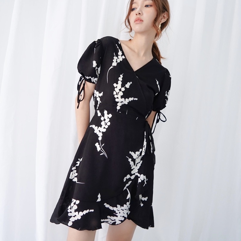 JANET STUDIO • (Sale 50%) Đầm cổ tim hoa đen
