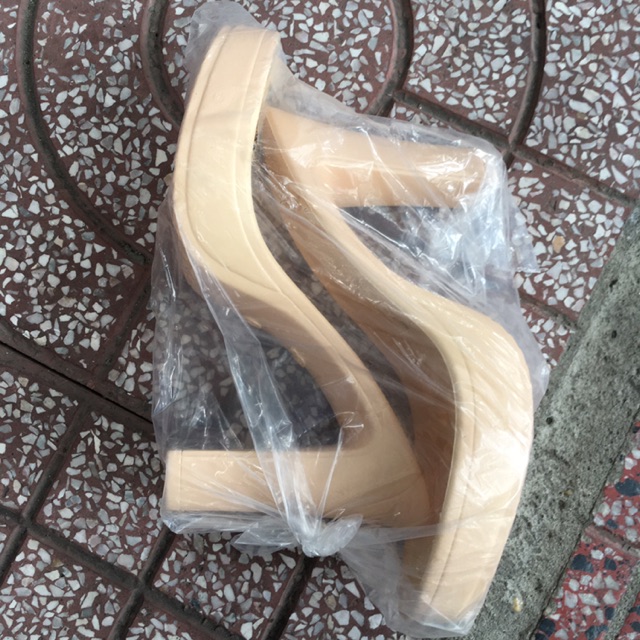 Đế cao gót đen và kem 11cm dùng móc len