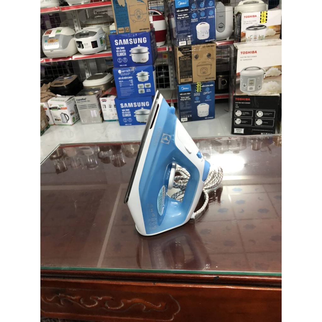 Bàn ủi hơi nước Electrolux ESI4017 - Hàng trưng bày