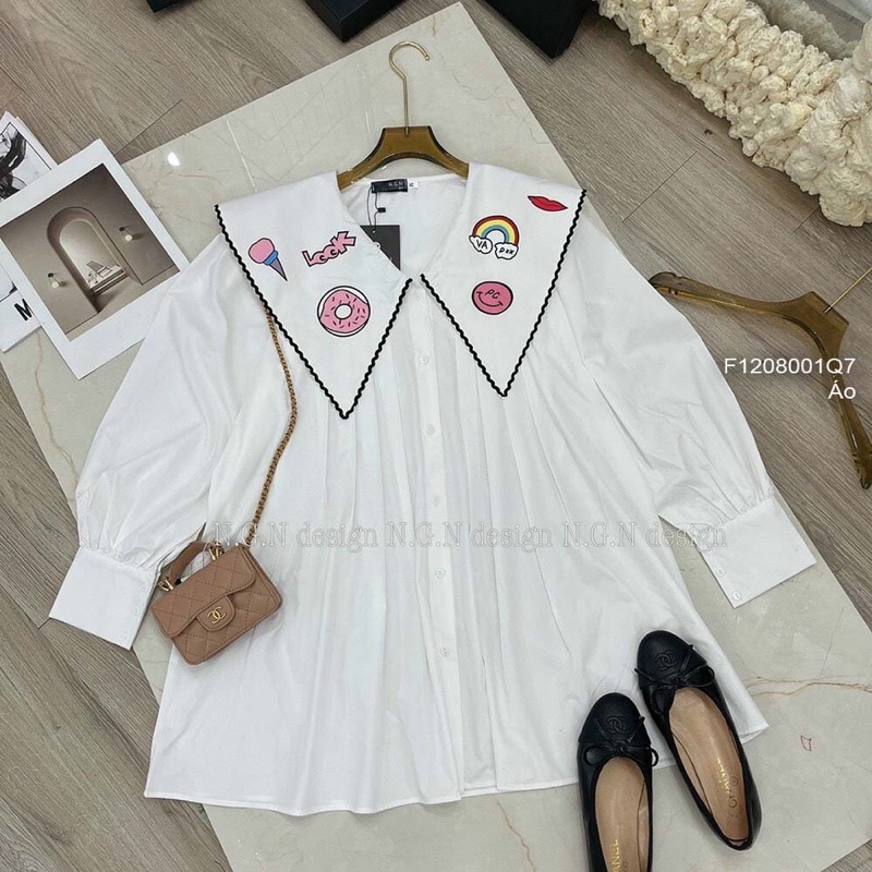 Áo sơ mi Baby cổ nhọn viền thêu phối hình bánh form rộng CƯNG TT1208
