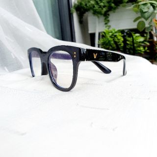 Kính cận gọng chữ V