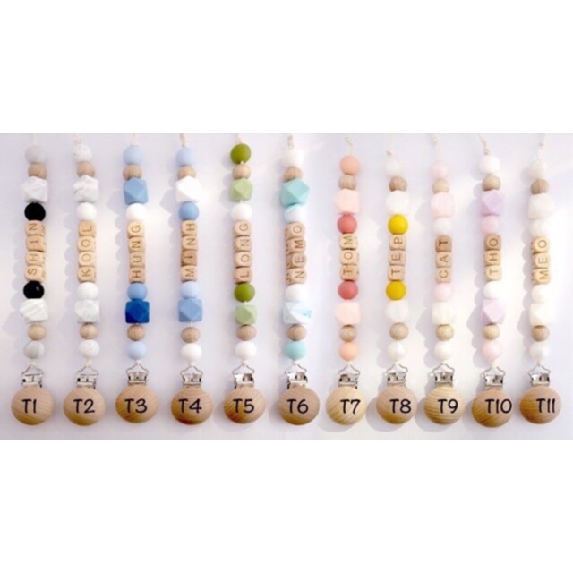 Dây đeo ti ngậm, gặm nướu theo tên bé