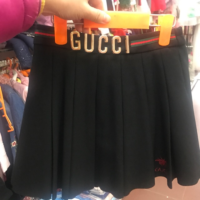 chân váy xếp ly bé gái,chất uni dày dặn cực đẹp,bên trong có luôn chip đùi nên bé có thể chạy nhảy t