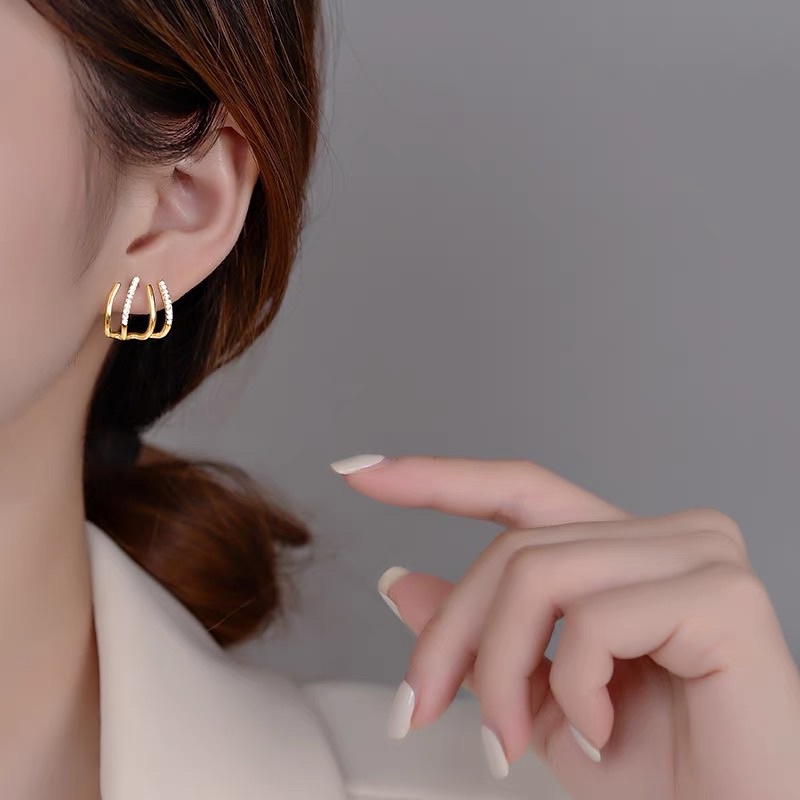 Bông tai đính đá thiết kế xinh xắn