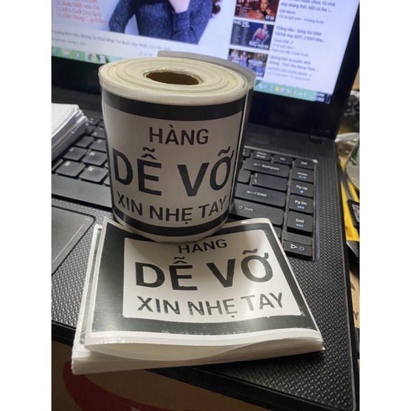 Tem hàng dễ vỡ xin nhẹ tay in sẵn có keo dán cuộn ~300 tem