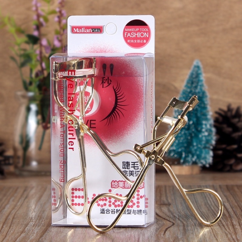 Một chiếc kẹp mi sịn Milan siêu cong dễ dùng