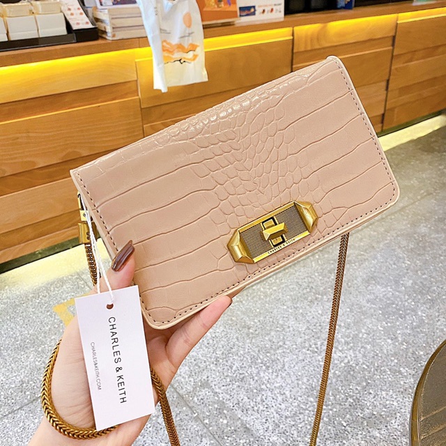 Túi đeo chéo nữ dây xích vàng SAKA DC145