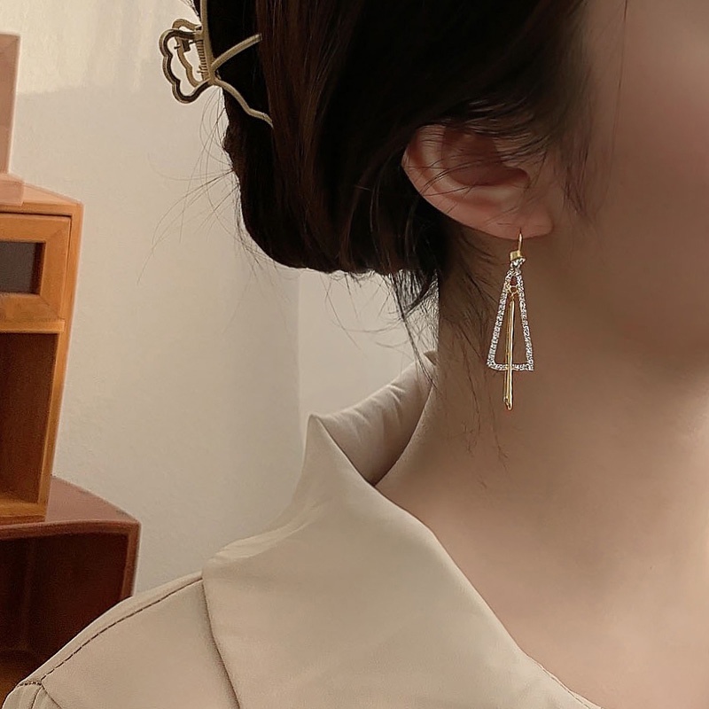 Bông tai hình tam giác đính đá sang trọng tinh xảo