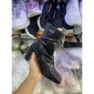 Boot da nhăn gót vuông khối đen be