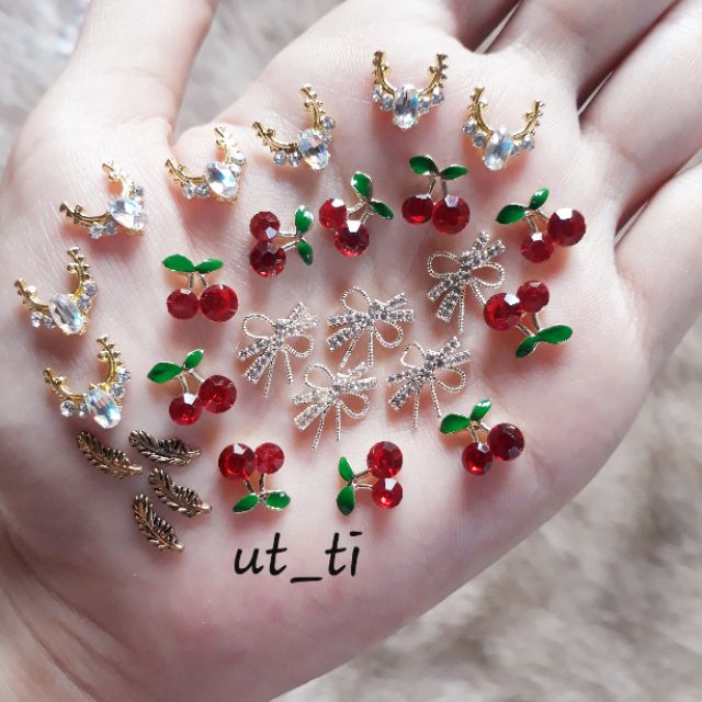 Charm lá lông vũ mã 4