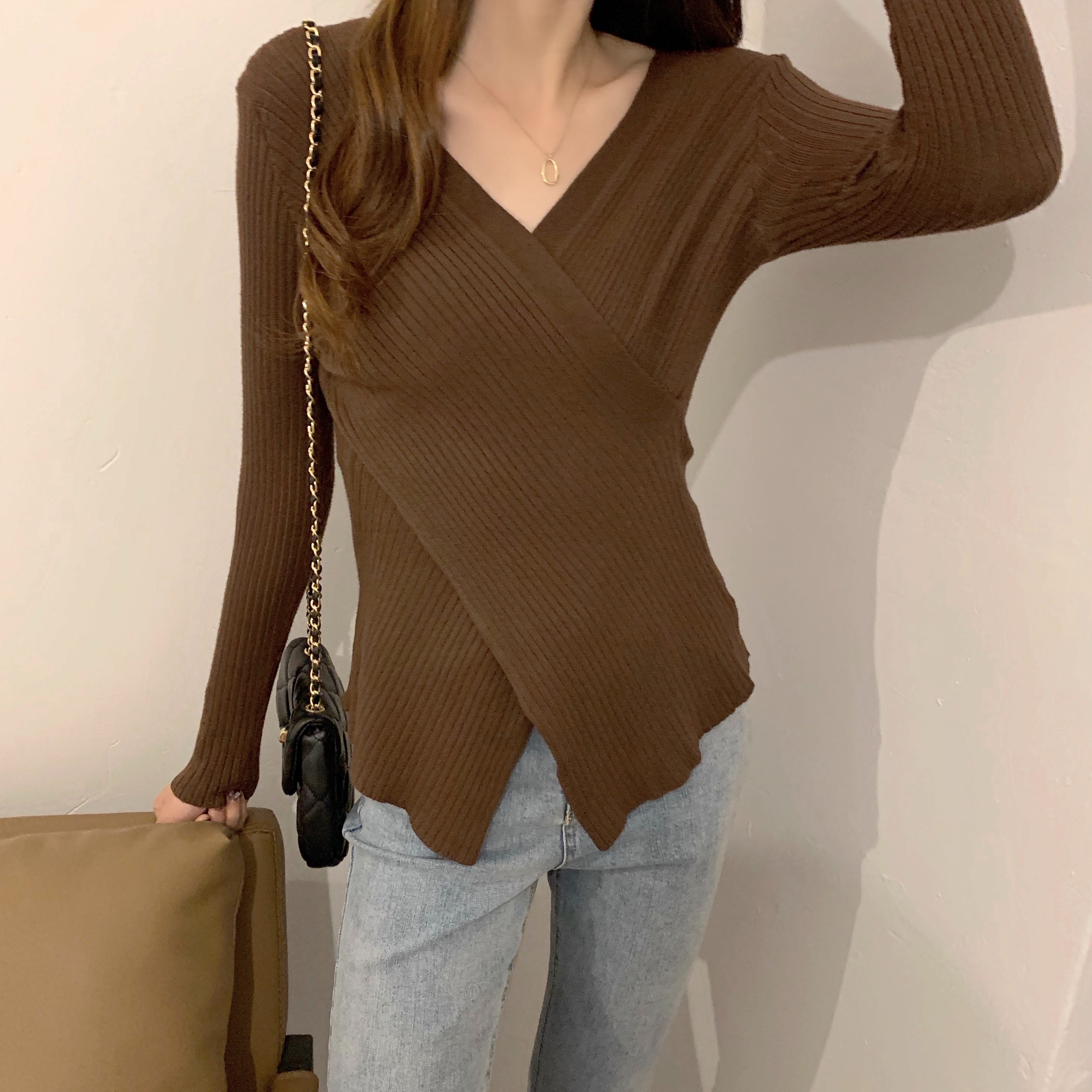 Áo sweater dệt kim cổ chữ V hở vai thời trang cho nữ 2186162 | BigBuy360 - bigbuy360.vn