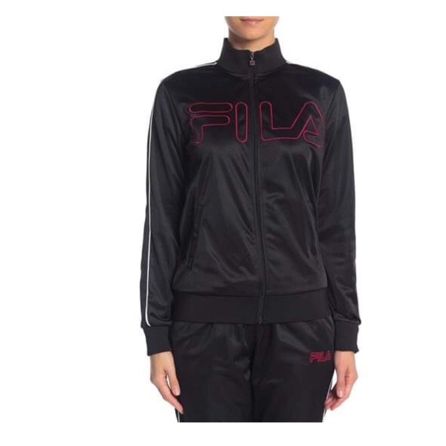 Bộ đồ theo dõi kiểu dáng đẹp này được thêu với một điểm nhấn logo FILA