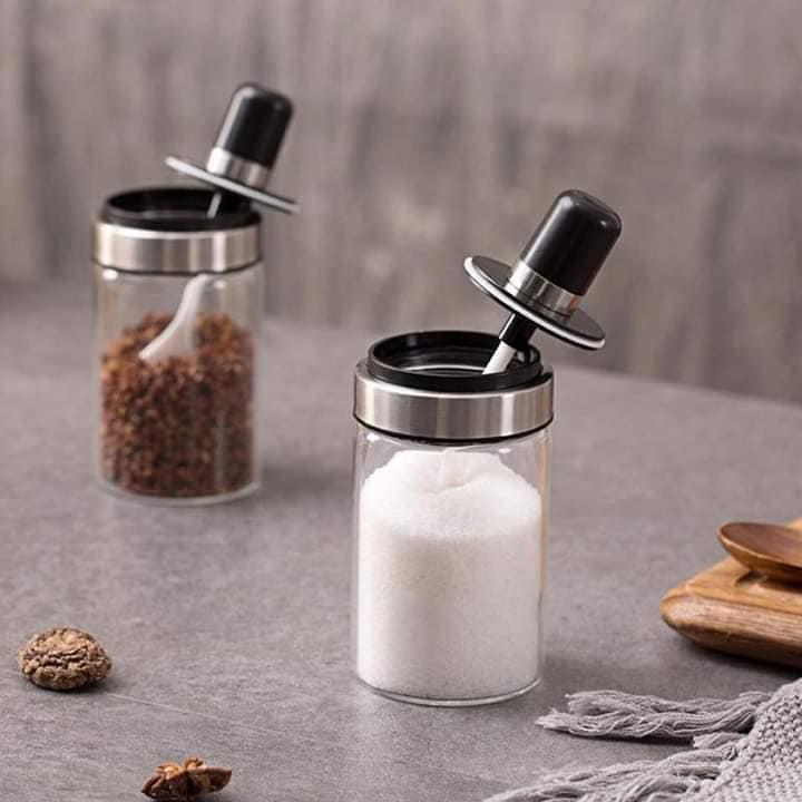 Lọ Đựng Gia Vị Thủy Tinh Kèm Muỗng Có Gioăng Cao Su Ở Nắp KT : 16x6.5cm