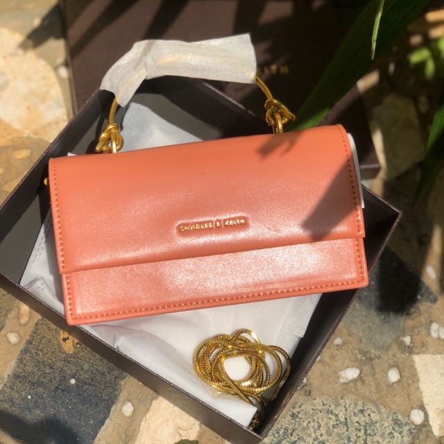 Túi xách CNK vòng kiềng xuất dư