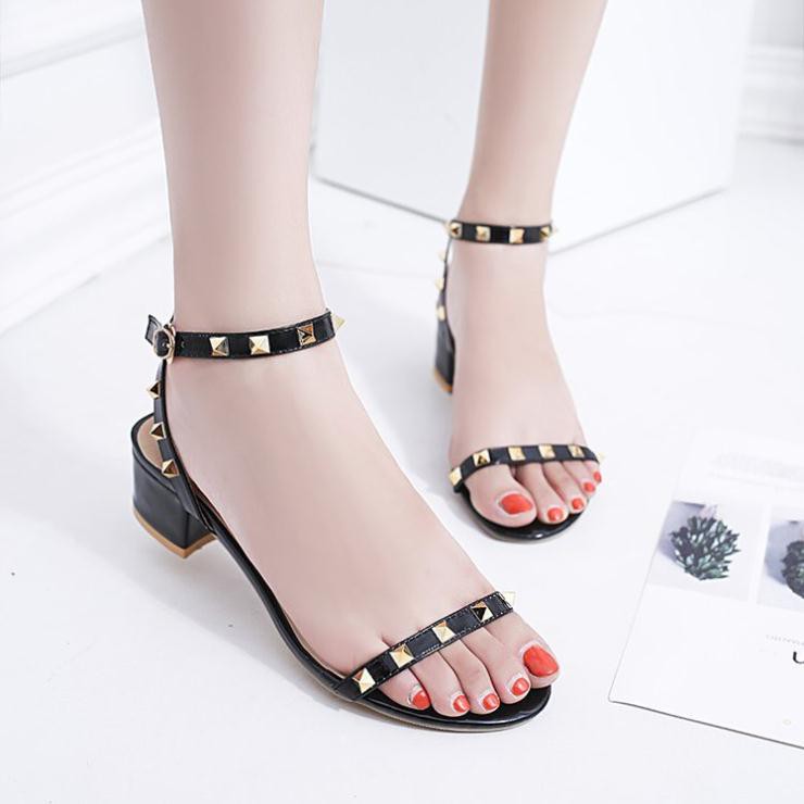 D20- Sandals đinh tán phong cách Hàn Quốc nhẹ nhang, lên chân cực xinh . valentino đế 5cm hàng Quảng Châu