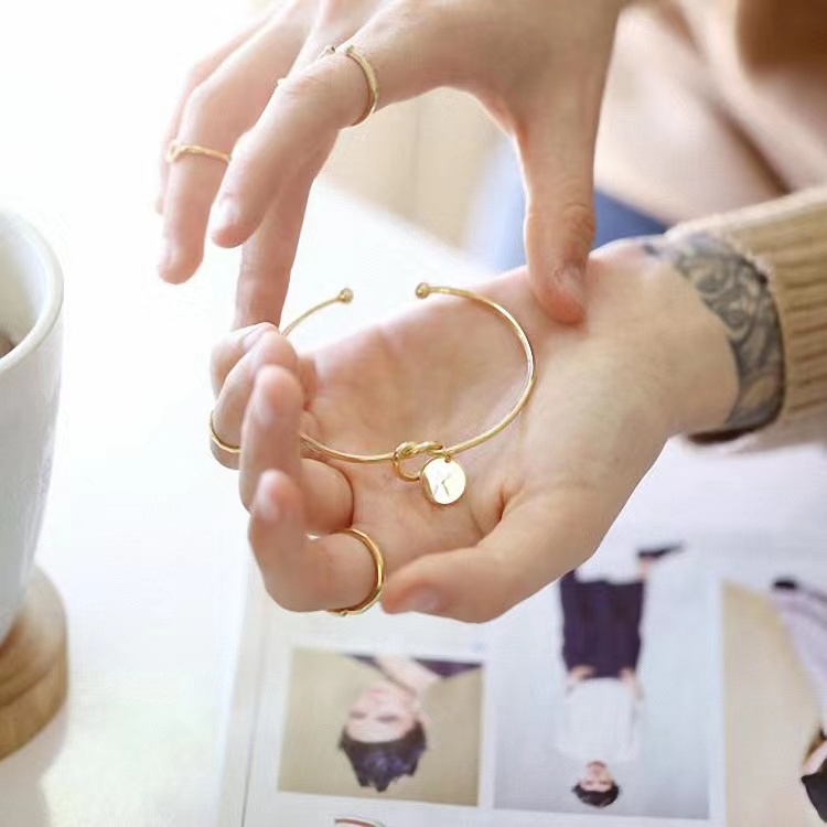 Vòng Tay Hợp Kim Mặt Chữ Cái Từ A-Z 26 Màu Sắc