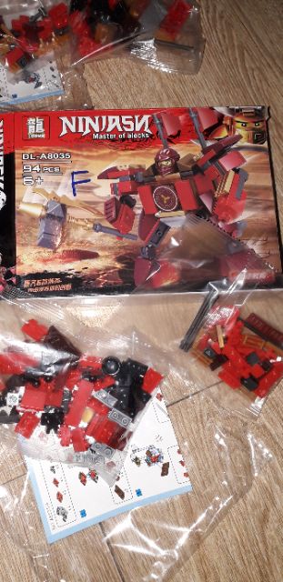 Lắp ráp 1 hộp LegoNinja Robot 8035 có nhiều chi tiết bằng nhựa ABS