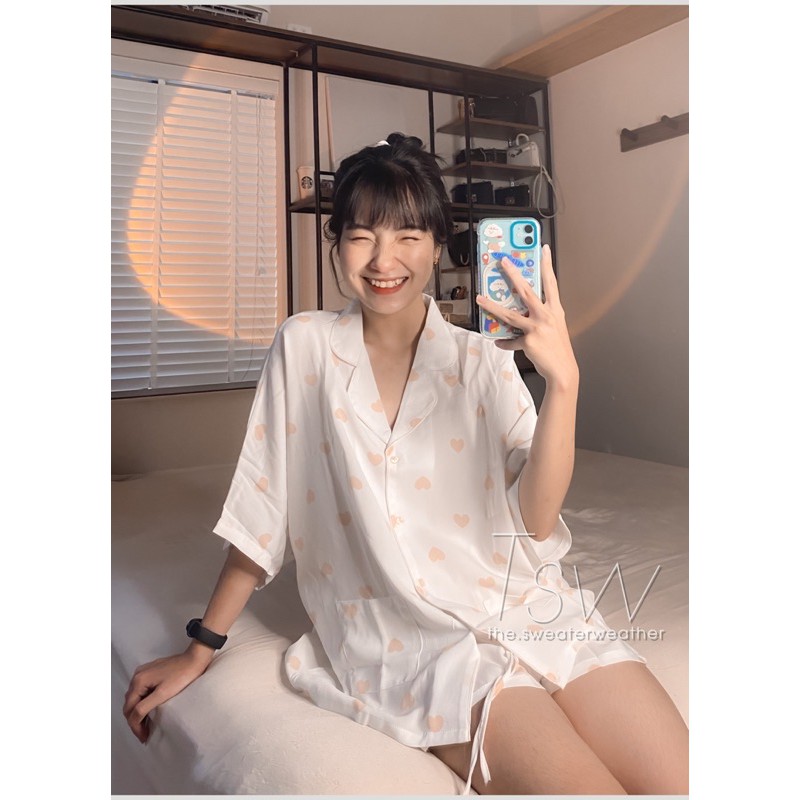 Bộ đồ ngủ pijama nữ ngắn tay, có cổ, form rộng chất mát kèm scrunchies  - The Sweater Weather | BigBuy360 - bigbuy360.vn