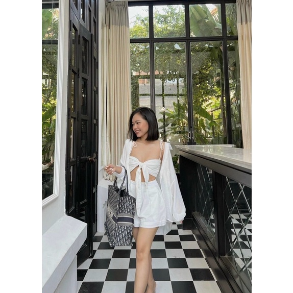 Set quần short kèm áo khoắc ngoài đi biển màu vàng trắng