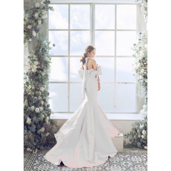 Đầm váy dạ hội body đuôi cá, cô dâu đi bàn kèm phụ kiện sang trọng