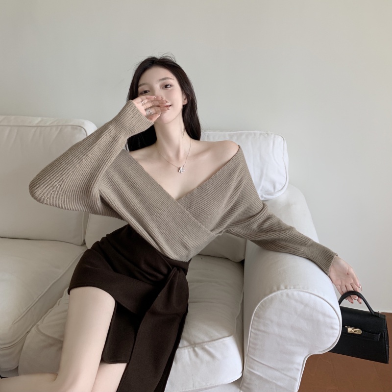 áo len cổ chữ V dài tay + chân váy lưng cao thời trang nữ