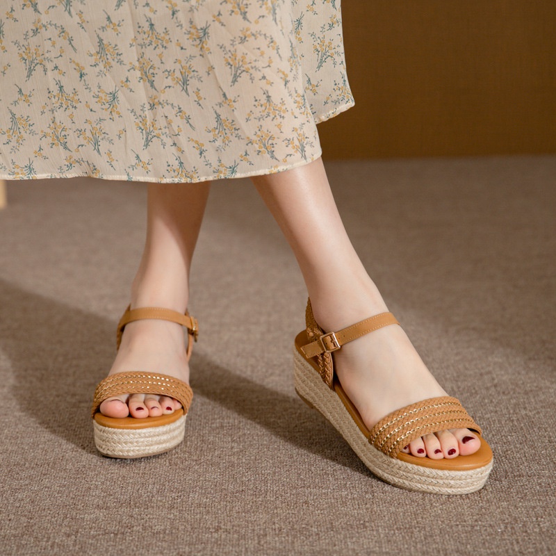 Giày sandal bằng cói đế xuồng thiết kế đơn giản thời trang