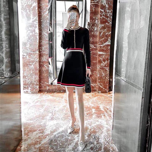 Váy len dáng xoè phối viền nổi bật