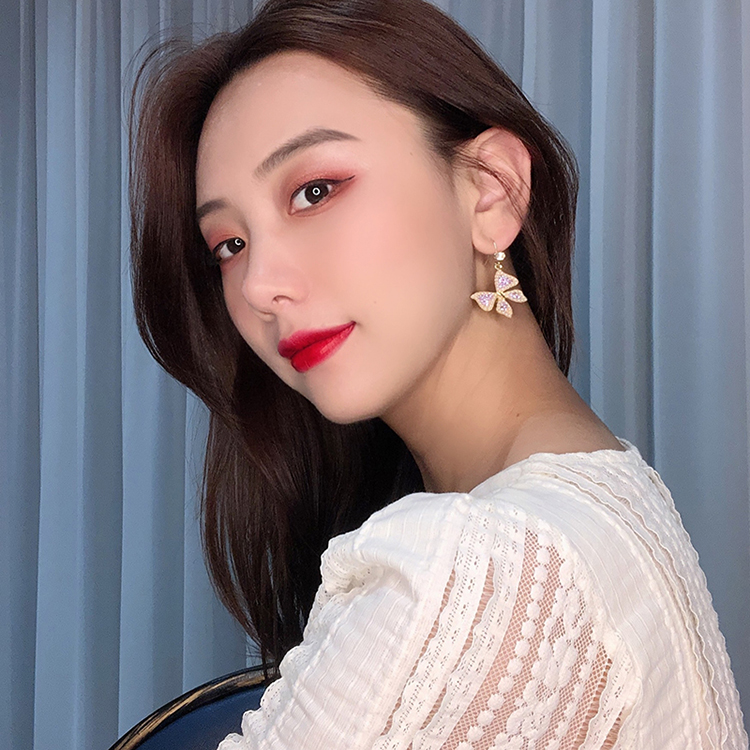 Khuyên tai hình bướm có ngọc trai tím nhân tạo