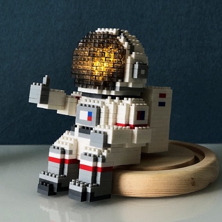 LEGO LẮP RẮP MÔ HÌNH 3D PHI HÀNH GIA CÓ ĐÈN LED