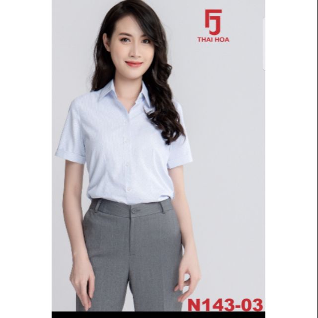 Áo sơ mi nữ Thái Hòa mã 143 bông nhí hoa xanh nền trắng vải sợi tre pha cotton