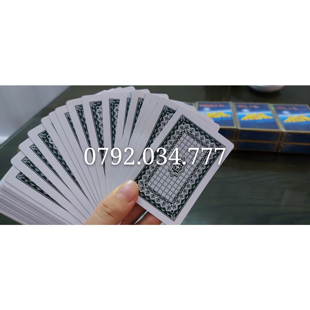 Bài kính áp tròng  vỏ trắng cứng bao đẹp