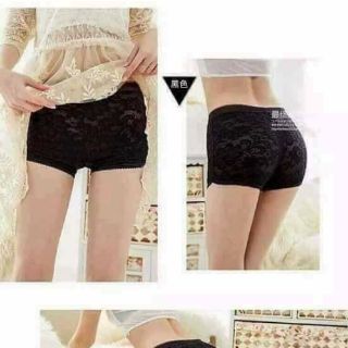 Quần mặc váy ren hoa cúc