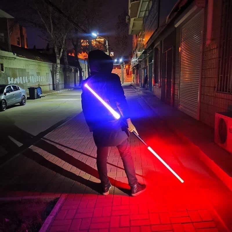 Tặng  GẬY phát sáng, âm thanh laze Star Wars Phát sáng, đấu nối thành gậy.