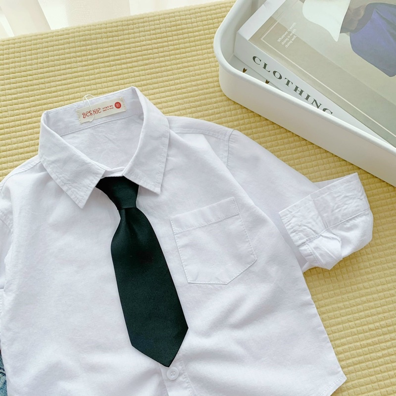 Áo sơ mi trắng kèm cà vạt bé trai