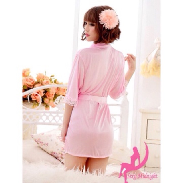 Áo choàng khoác ngoài để che bớt đồ ngủ mỏng manh mặc bên trong, khá tiện lợi khi đi lại trong nhà | BigBuy360 - bigbuy360.vn