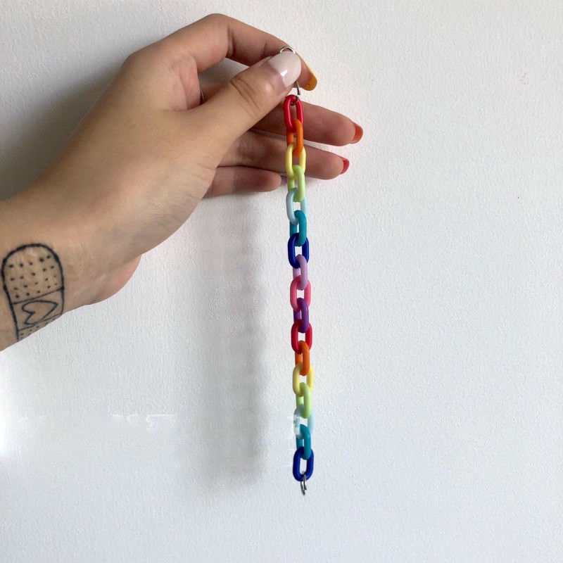Vòng tay acrylic màu cầu vồng đơn giản độc đáo