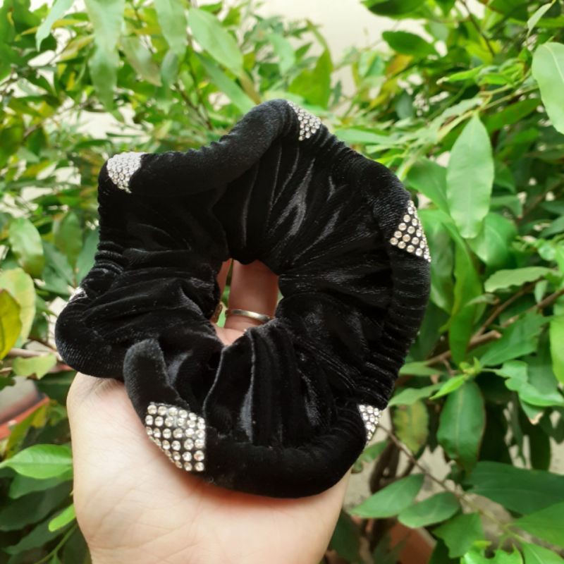 Cột tóc nhung màu đen đính hạt