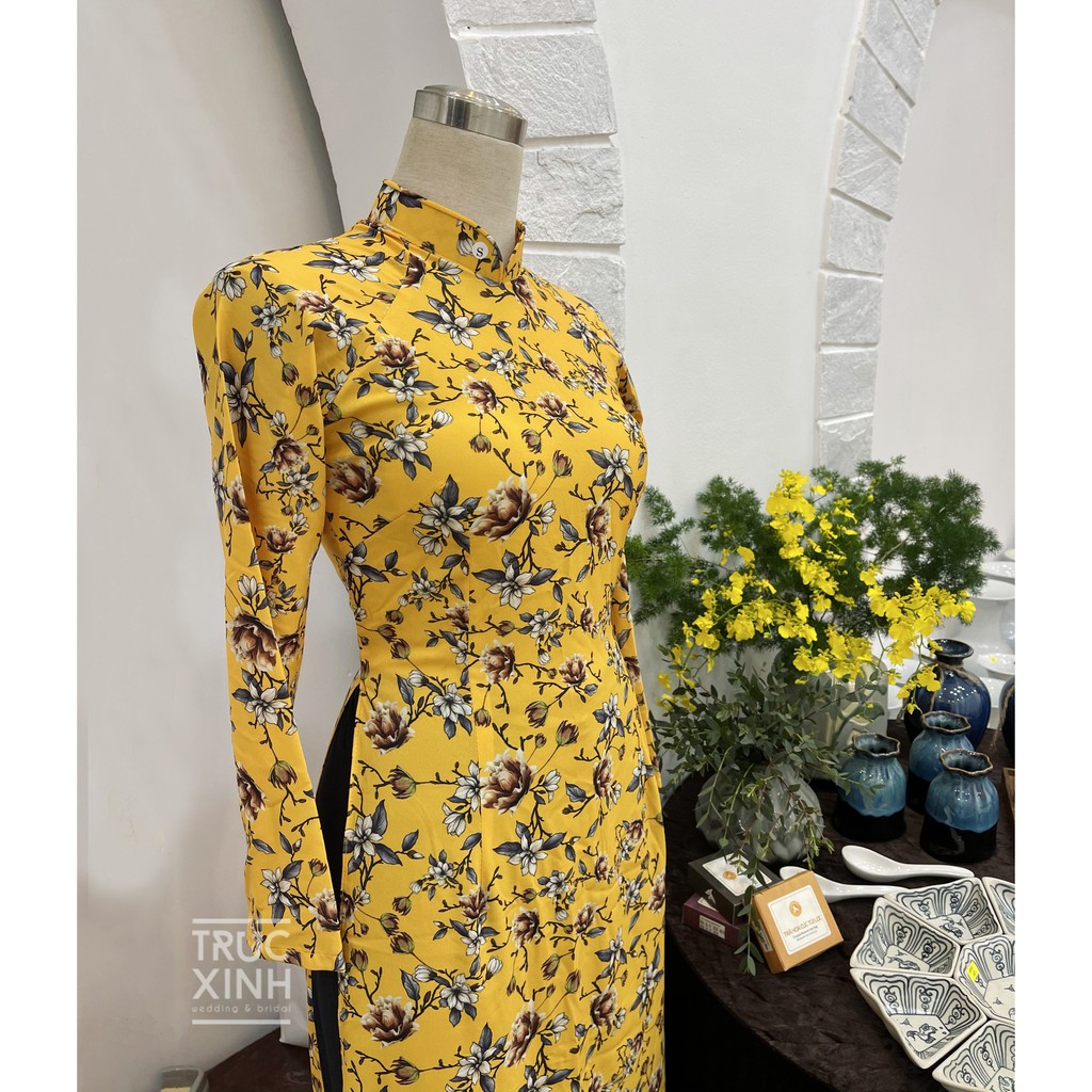 Áo dài in hoa vàng xinh xắn