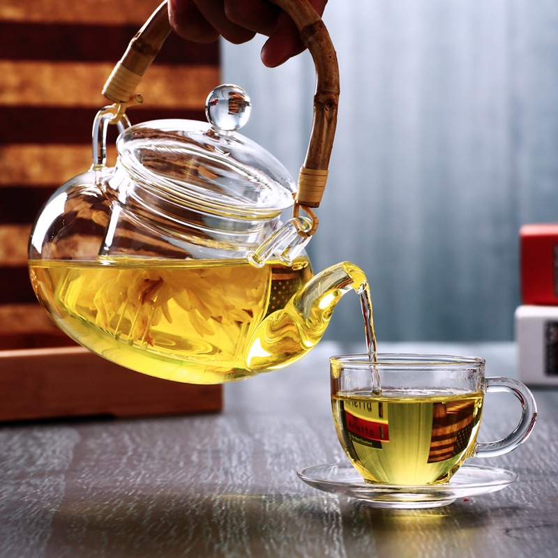 Bộ ấm trà hoa thủy tinh tay cầm đan tre chịu nhiệt