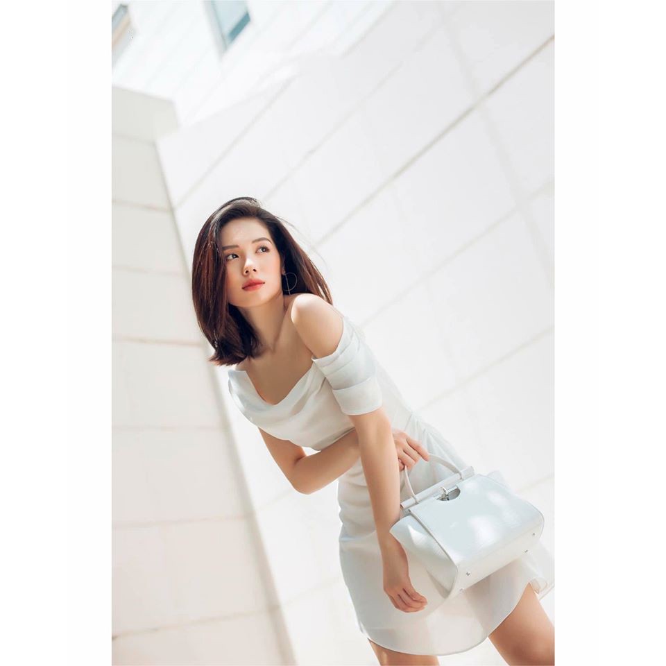 Đầm 2 dây rớt vai lệch tông trắng thướt tha dịu dàng | BigBuy360 - bigbuy360.vn