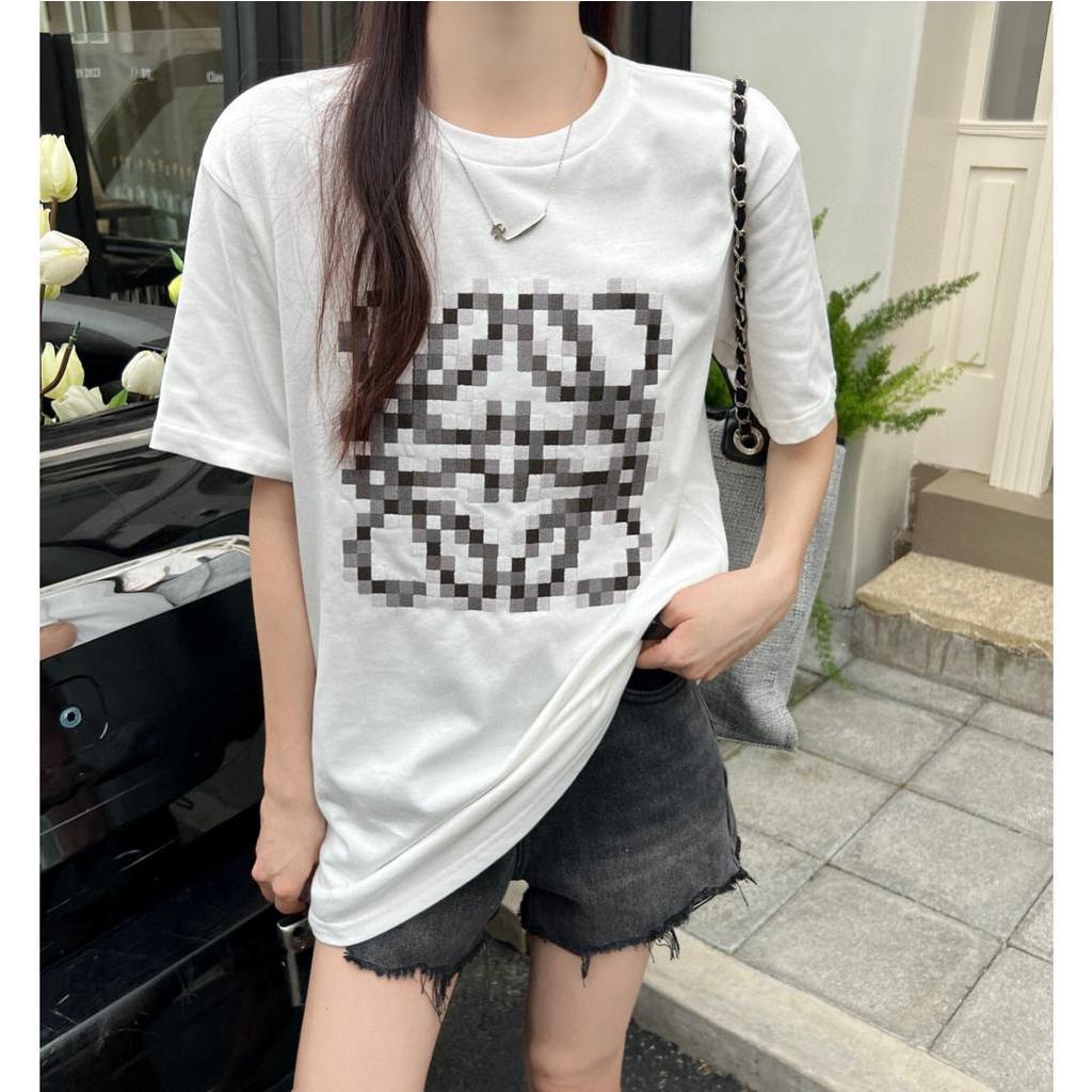 Loeme Áo Thun Nữ Tay Ngắn in Chữ Pixelated Anagram Thời Trang